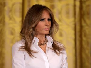 Jarang Terlihat, Saat Melania Trump Stylish Pakai Kemeja dan Celana Panjang