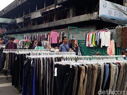 Tak Dapat Tempat di Dalam, Sebagian PKL Penuhi Trotoar Pasar Senen