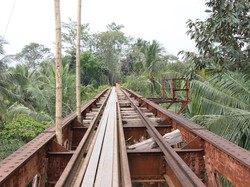 Perlukah Semua Rel Kereta Warisan Belanda Diaktifkan Lagi?