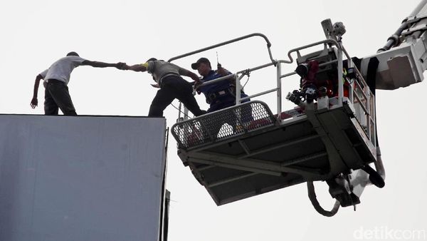 Agustinus Dipaksa Turun dari Baliho