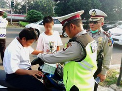 Tanpa Helm, Dua Pelajar SMP Bermotor Terjaring Razia di Cawang