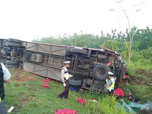 Bus Terbakar Usai Tabrak Truk di Cipali, 1 Orang Tewas