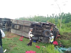 Bus Terbakar Usai Tabrak Truk di Cipali, 1 Orang Tewas