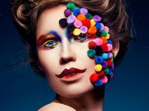 Wajah Berhias Pom Pom Jadi Tren Makeup Baru di Instagram