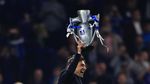 Foto: Conte dan Trofinya di Inggris