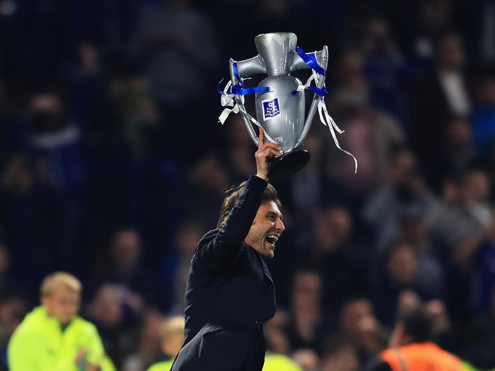 Antonio Conte LONDON, ENGLAND - MAY 15: Antonio Conte, Manager of Chelsea celebrates with a inflatable preiimer leauge trophy after the Premier League match between Chelsea and Watford at Stamford Bridge on May 15, 2017 in London, England. (Photo by Richard Heathcote/Getty Images)