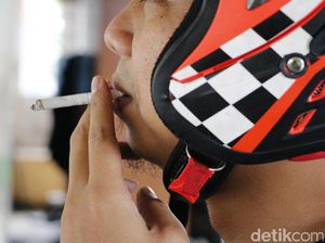 Berkendara Sambil Ngerokok Bisa Ditilang, Sanksinya Nggak Tanggung-tanggung Berkendara Sambil Ngerokok Bisa Ditilang, Sanksinya Nggak Tanggung-tanggung