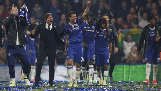 Antonio Conte sukses mempersembahkan gelar Liga Primer dan Piala FA di Chelsea.