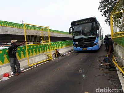 Pembuatan Pintu Pagar TransJ Koridor 13 Rute Ciledug-Tendean