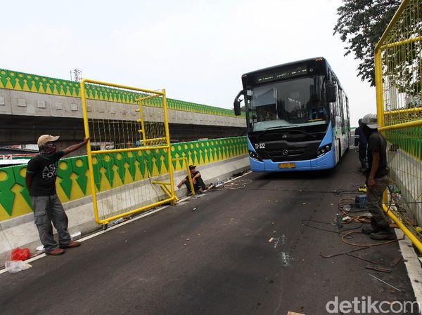 Pembuatan Pintu Pagar TransJ Koridor 13 Rute Ciledug-Tendean