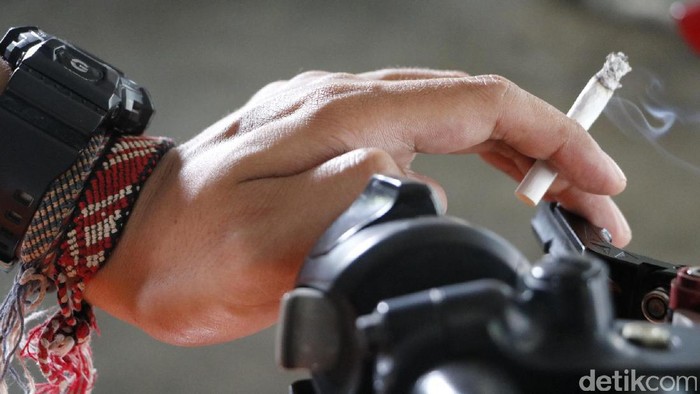 Merokok di motor. Foto: Rangga Rahardiansyah Merokok di motor. Foto: Rangga Rahardiansyah