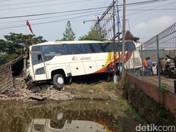 Bus Kalisari Sasak Biker, Pasutri Tewas dan 14 Penumpang Luka