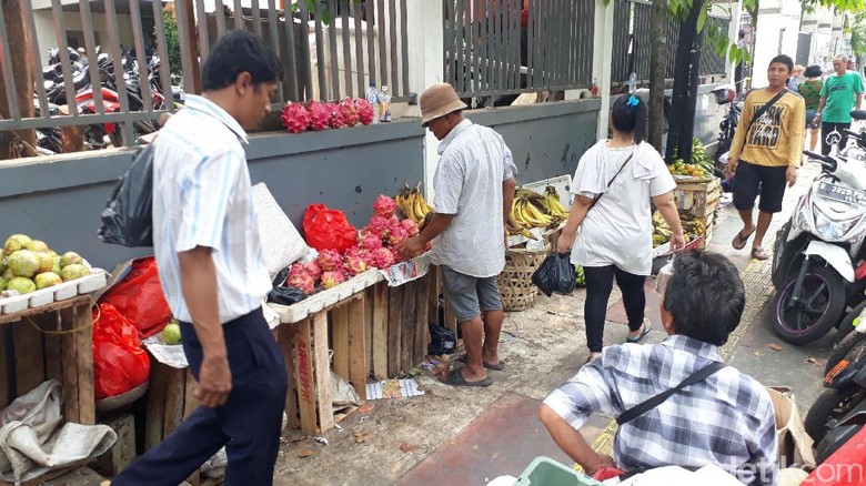 Kemarin Ditertibkan Pedagang Buah Kaki Lima Kembali Jualan Di Trotoar