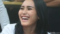 Gitu Dong, Ayu Ting Ting Kelihatan Happy!