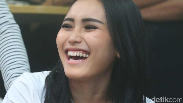 Gitu Dong, Ayu Ting Ting Kelihatan Happy!