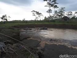 Polisi Sita Truk dan Peralatan Penambang Pasir Liar di Blitar
