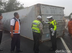 Truk Container Terguling Lalu Terbakar di Tol Purbaleunyi