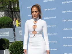 Gaya Kasual Jennifer Lopez Ini Seharga Rp 57 Jutaan