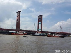 Kapal Tongkang Tabrak Tiang Jembatan Ampera