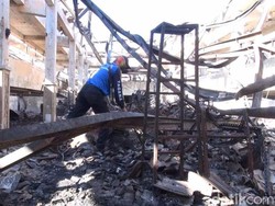 Relawan dan Pedagang Bersih-bersih Sisa Kebakaran Pasar Songgolangit