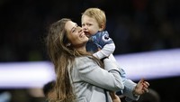 Istri Zabaleta hadir dalam laga home terakhir suaminya di Etihad Stadium. Reuters/Andrew Yates.