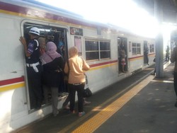Merasakan Ganas-nya Gerbong Wanita Commuter Line