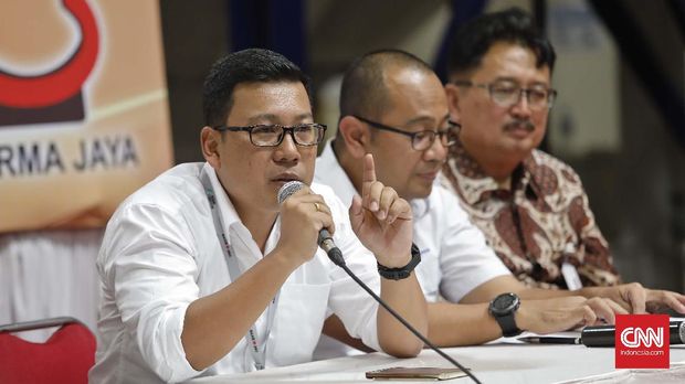 Dirut PT Food Station Tjipinang Jaya Arief Prasetyo (kiri).