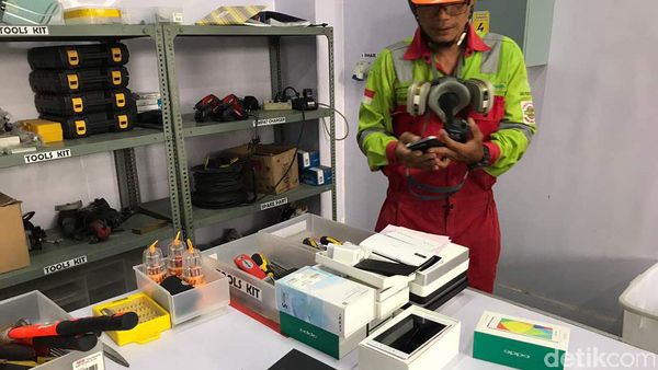 Melihat Proses Pemusnahan Ribuan Ponsel Oppo