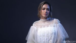 Tatap Mata Tajam Adinia Wirasti