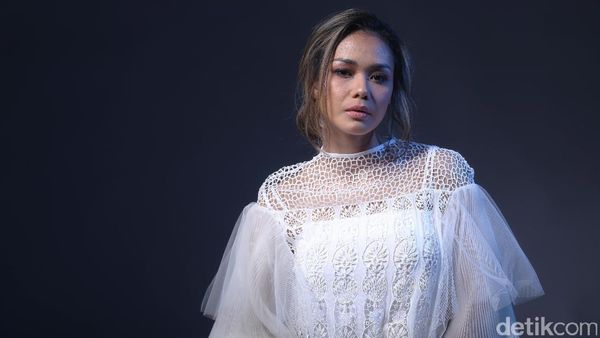 Tatap Mata Tajam Adinia Wirasti