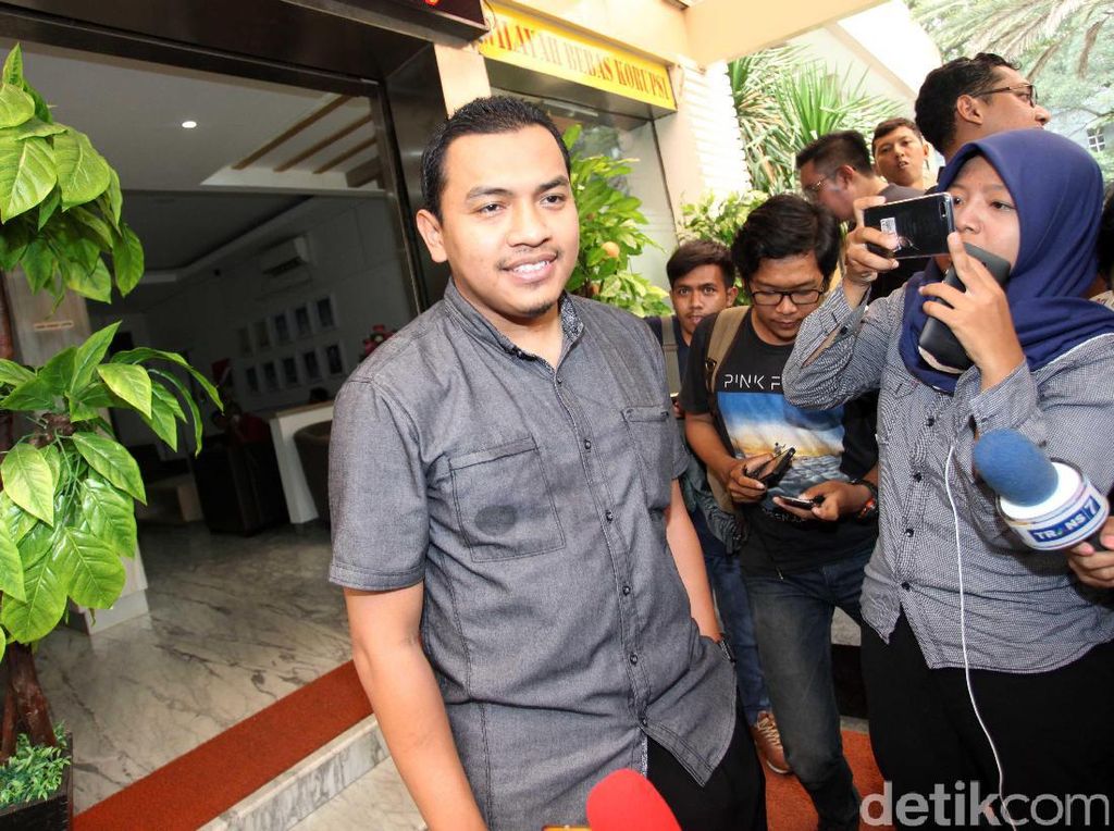 Dewi Tanjung Kirim Karangan Bunga HRS Positif COVID, FPI: Sampah Cari Sensasi