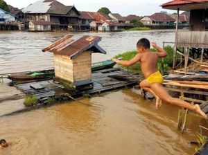 Melihat Aksi Seru Bocah-Bocah Main Air di Sungai Arut