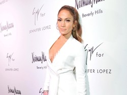 Jennifer Lopez Tiru Kendall Jenner Pakai Gaun Belahan Super Tinggi