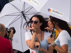 Gadis Payung Nan Seksi di MotoGP, Perlukah?