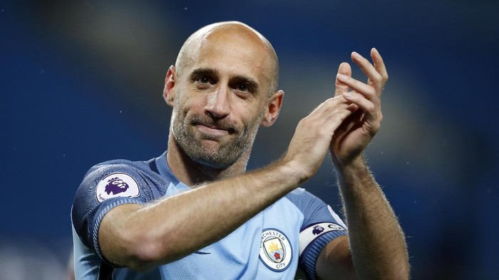 Britain Football Soccer - Manchester City v West Bromwich Albion - Premier League - Etihad Stadium - 16/5/17 Manchester Citys Pablo Zabaleta is thrown into the air after his last match for Manchester City Reuters / Andrew Yates Livepic EDITORIAL USE ONLY. No use with unauthorized audio, video, data, fixture lists, club/league logos or 