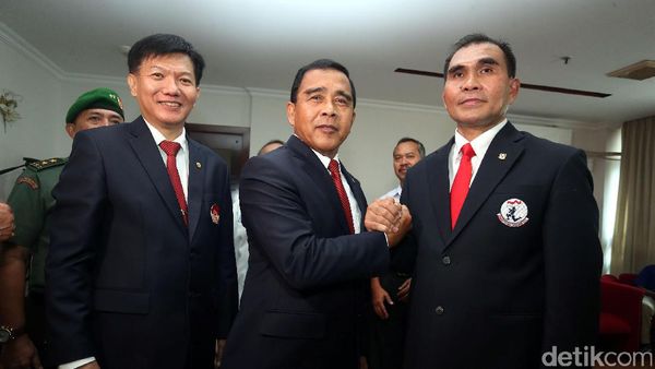 Tono Suratman Lantik Pengurus Muaythai