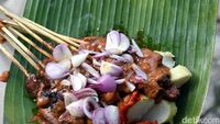 Sedapnya Sate Sapi Empuk Berbalut Bumbu Kacang yang Gurih Manis