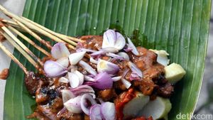 Sedapnya Sate Sapi Empuk Berbalut Bumbu Kacang yang Gurih Manis