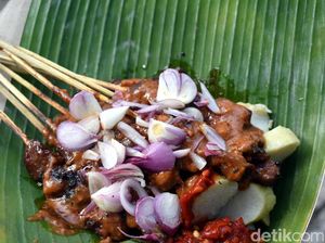 Sedapnya Sate Sapi Empuk Berbalut Bumbu Kacang yang Gurih Manis