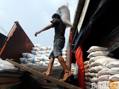 Jelang Ramadan, Stok di Cipinang Beras Aman