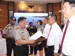 Kapolri Kembali Beri Penghargaan ke Polisi Berprestasi di Sumut