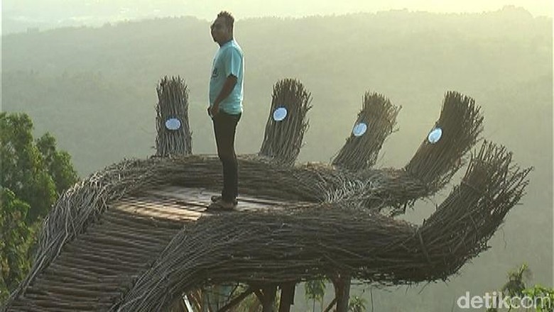 Wisatawan berfoto di Pinus Pengger (Usman Hadi/detikTravel) Wisatawan berfoto di Pinus Pengger (Usman Hadi/detikTravel)