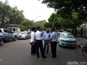 Tarif Taksi Online Diatur, Saham Taksi Konvensional Melejit