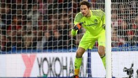 Gol cepat bukan hanya milik para striker atau gelandang, ada kiper masuk daftar pencetak gol tercepat. Saat memperkuat Stoke City di 2013, Asmir Begovic mencetak gol saat pertandingan baru berjalan 13 detik. Dia melepaskan tendangan dari jarak 91,9 meter yang mengantar bola meluncur ke dalam gawang Southampton. (Foto: Clive Mason/Getty Images)
