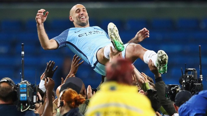 MANCHESTER, ENGLAND - MAY 16:  Pablo Zabaleta of Manchester City is thrown into the air by his Manchester City team mates after the Premier League match between Manchester City and West Bromwich Albion at Etihad Stadium on May 16, 2017 in Manchester, England.  (Photo by Clive Mason/Getty Images)