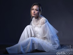 Kiat Adinia Wirasti Menahan Hasrat Belanja Lipstik Secara Impulsif