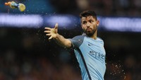 Aguero melempar sebuah botol minuman. Reuters/Jason Cairnduff.