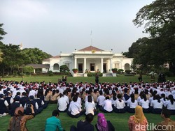 Jokowi Mendongeng untuk Siswa Sekolah di Istana Kepresidenan