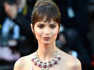 Emily Ratajkowski: Orang Menolak Kerja Denganku karena Payudaraku Besar