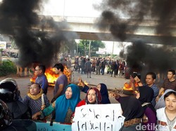 Penertiban Kompleks TNI Jatiwaringin Diwarnai Aksi Bakar Ban